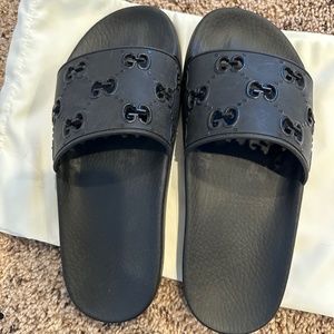 Gucci rubber GG slide